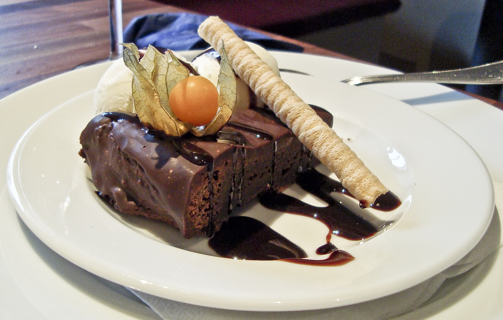 プレートに盛られたチョコレートケーキ